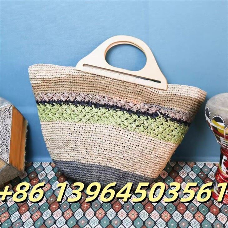 لکڑی کے ہینڈلز کے ساتھ رافیا ہینڈبیگ